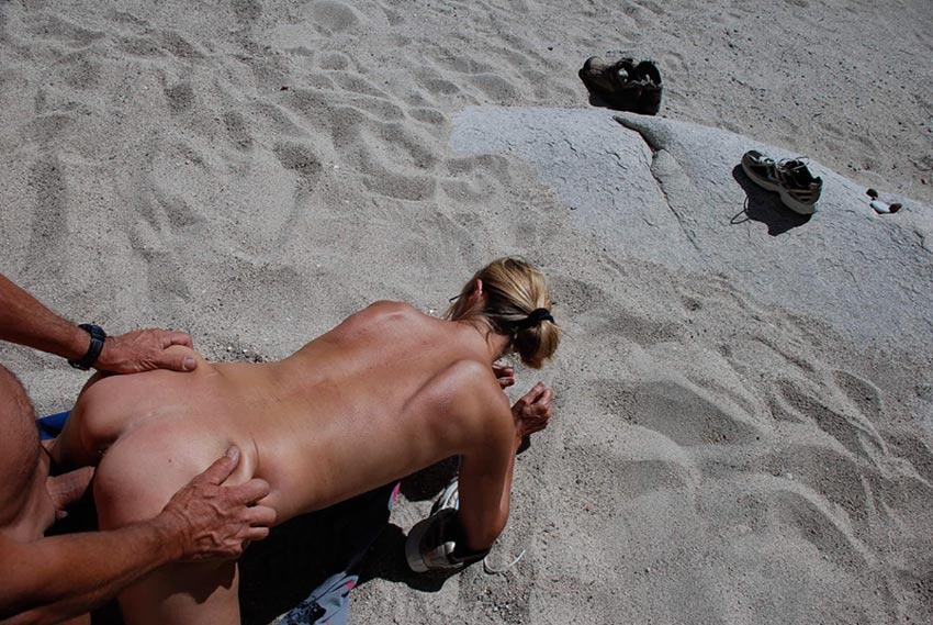 Стройная озорница отсосала пенис на песчаном пляже